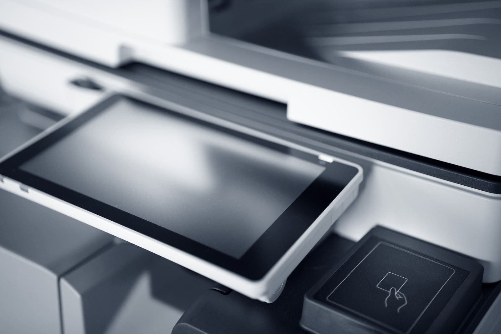 Nahaufnahme des Touchscreens und des Kartenlesers eines Multifunktionsdruckers im Büro
