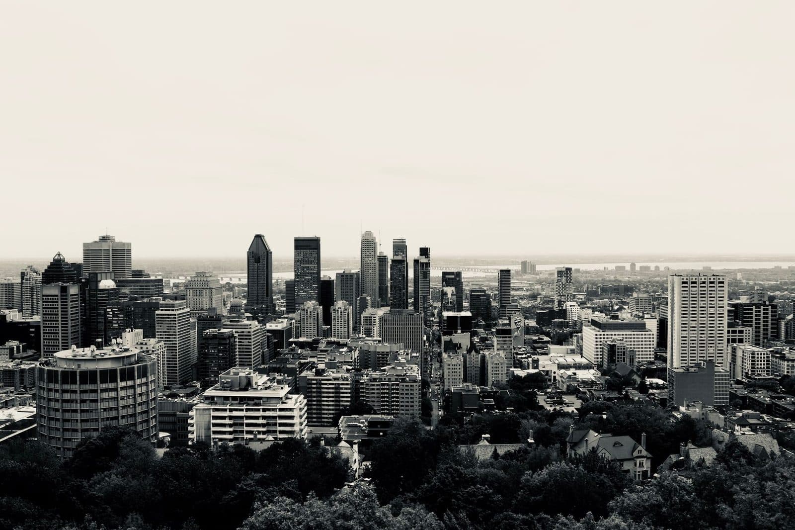 Vue panoramique en noir et blanc des gratte-ciel du centre-ville de Montréal, au Canada